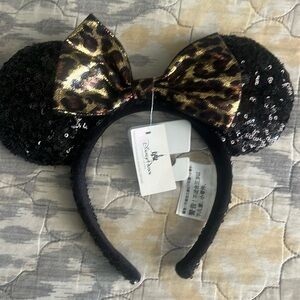 Disney women’s Headband adult size.